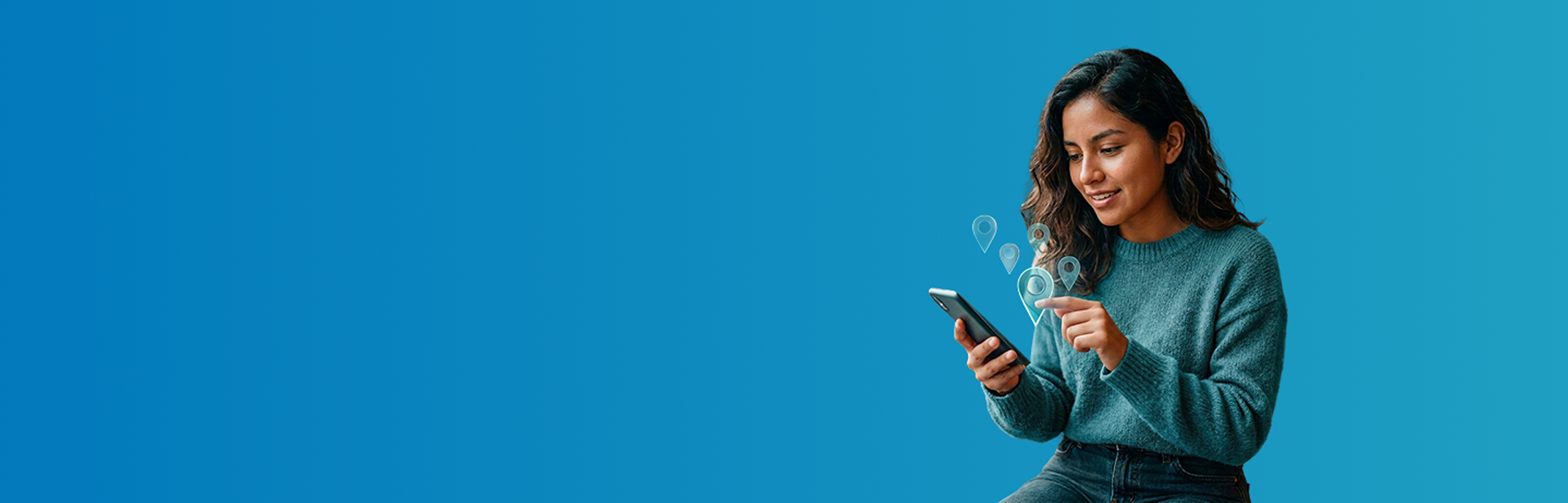 Mujer buscando direcciones en su celular para poder atenderse como cliente de Pacífico Seguros