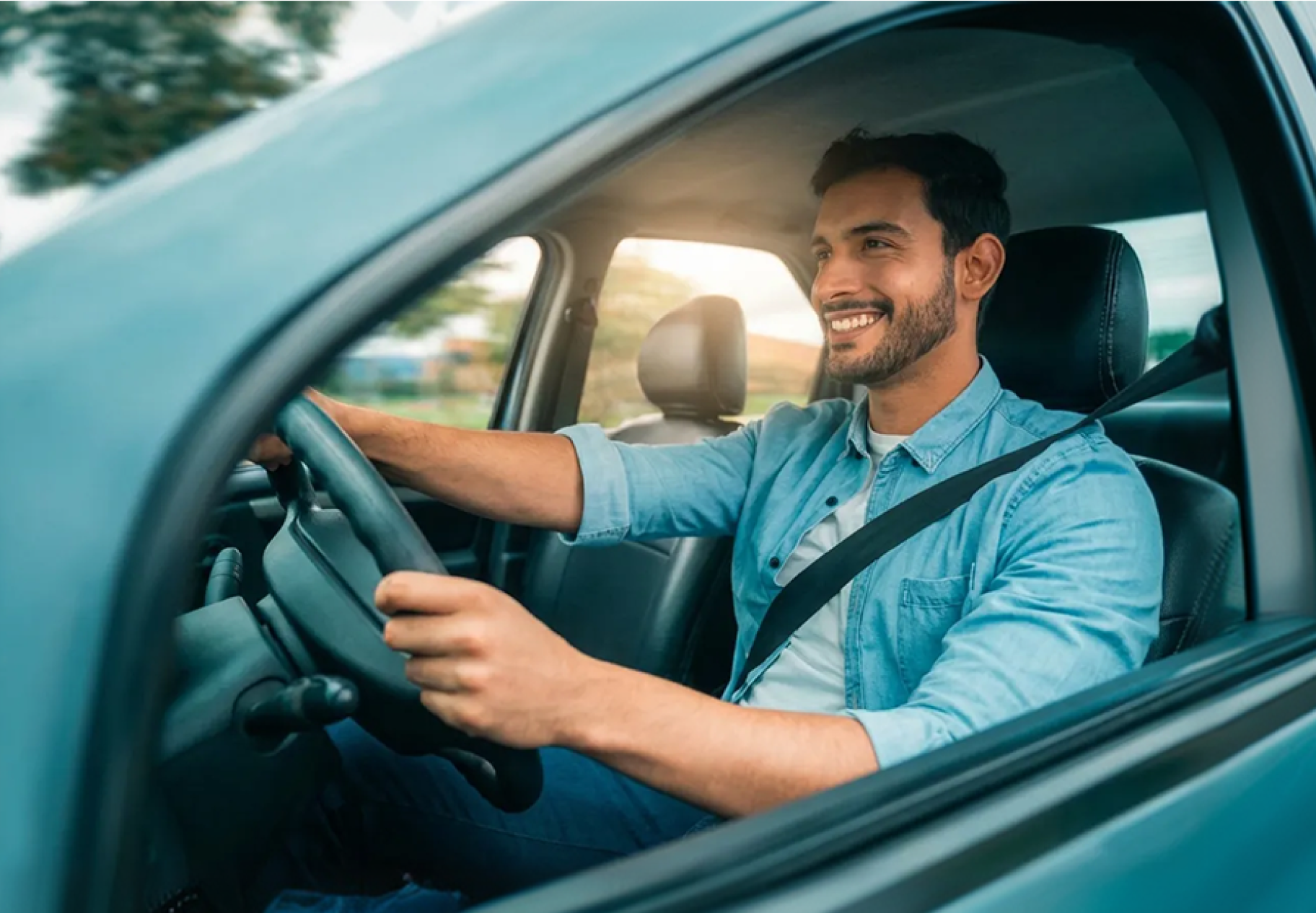 Persona manejando y sintiéndose aliviada por tener un seguro vehicular SOAT