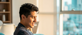Hombre joven monitoreando el crecimiento de su dinero con su seguro inversion capital.