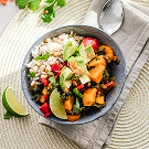 Plato de comida saludable (ensalada o bowl) del programa de nutrición Quererte Sano.